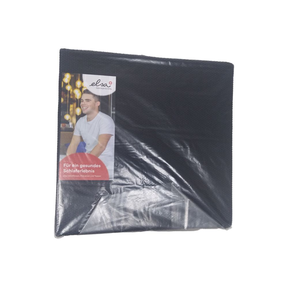 Schwarzes, quadratisches Kissen in Folie verpackt. Auf der Verpackung ist ein Aufkleber mit dem Logo "elsa" und einem Mann abgebildet.