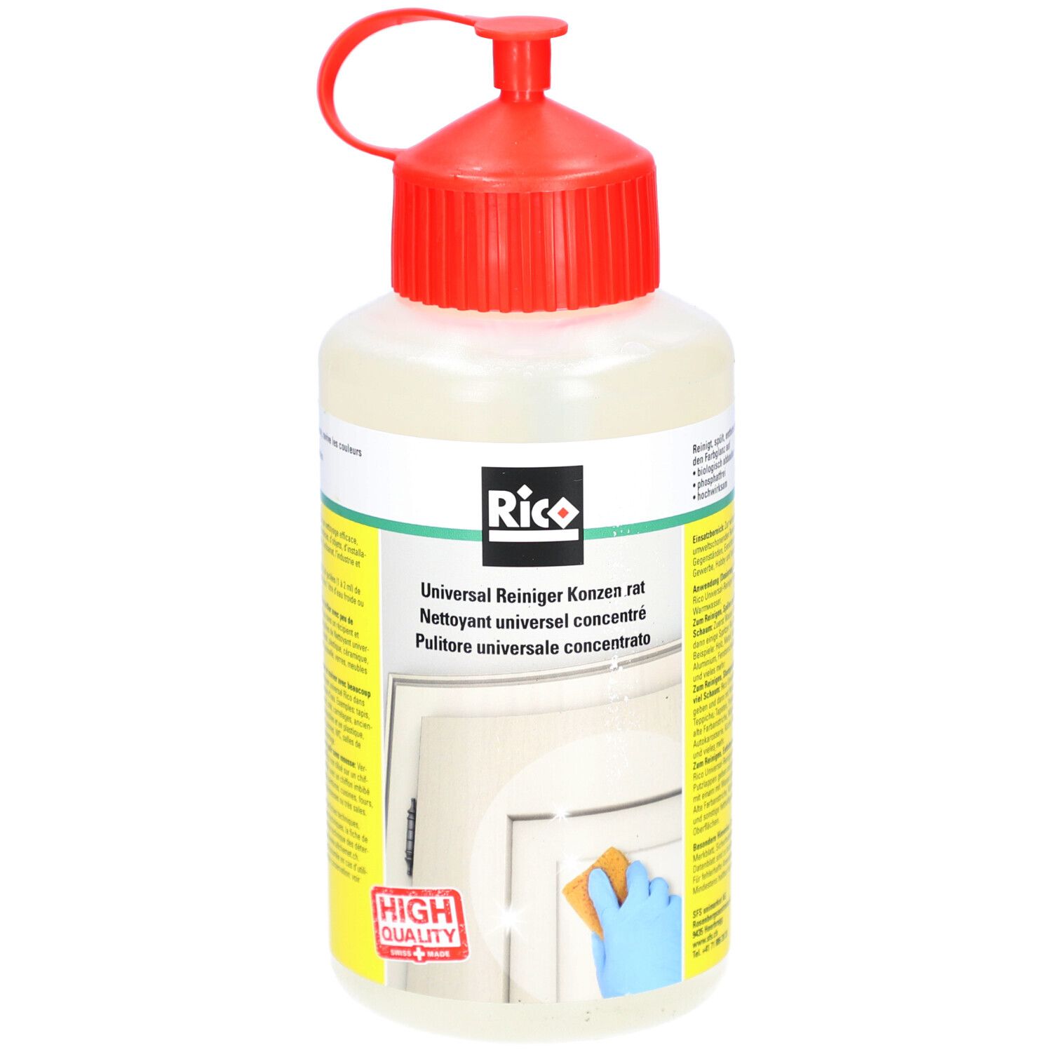 Flasche mit rotem Verschluss. Aufschrift: Rico, Universalreiniger Konzentrat. Gelbe und weiße Etiketten. Schwamm und Tür im Hintergrund.