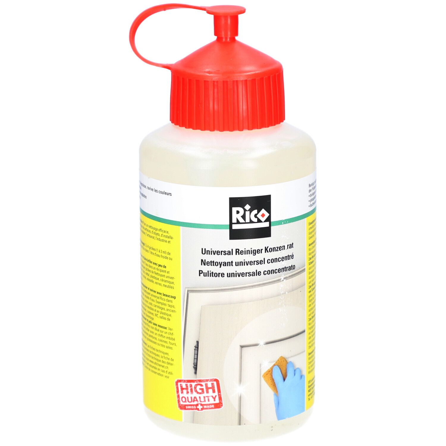 Flasche mit rotem Verschluss. Aufschrift: Rico, Universalreiniger Konzentrat. Gelbe und weiße Etiketten. Schwamm und Tür im Hintergrund.