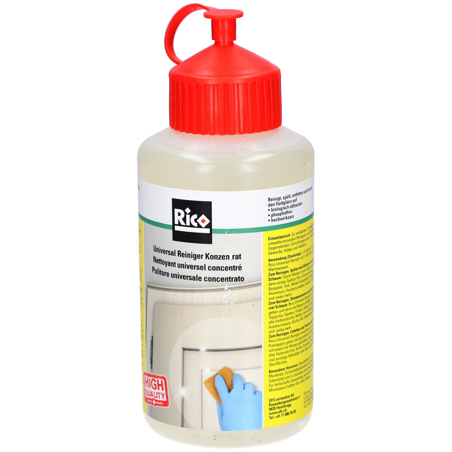 Flasche mit rotem Verschluss. Aufschrift: Rico, Universalreiniger Konzentrat. Gelbe und weiße Etiketten. Schwamm und Tür im Hintergrund.