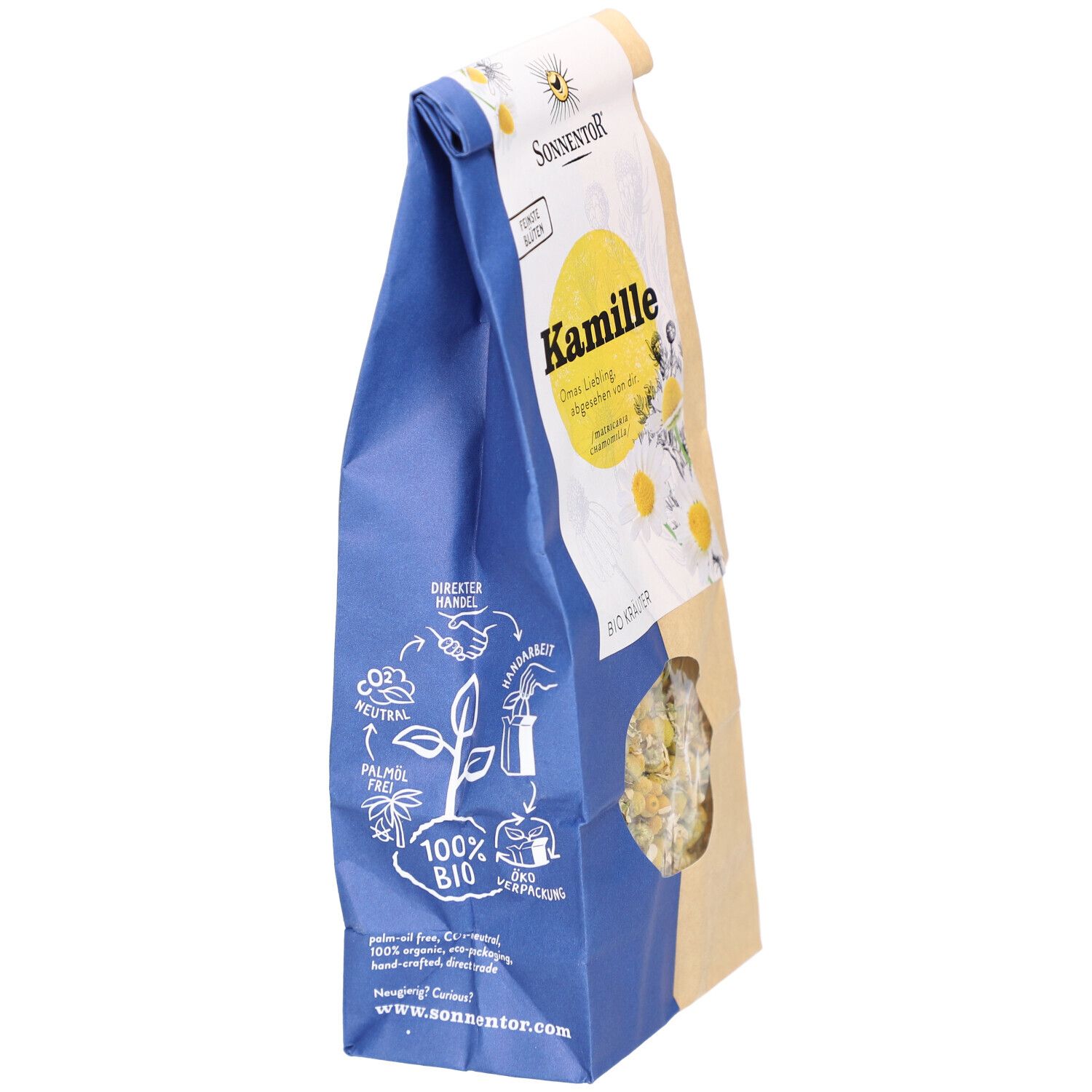 Blauer und brauner Papierbeutel mit Kamillenblüten. Sichtbar: Sonnentor-Logo, 100% Bio, CO2 neutral, Palmölfrei.