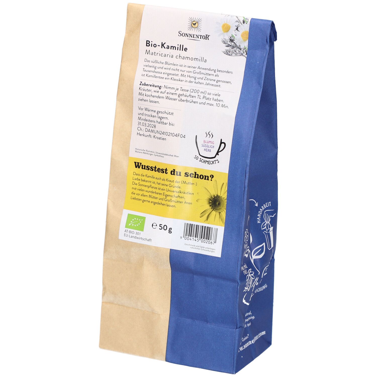 Rückseite eines Papierbeutels mit Kamillenblüten. Sichtbar: Bio-Kamille, Inhaltsangaben, Zubereitungshinweis, Bio-Siegel, 50g.