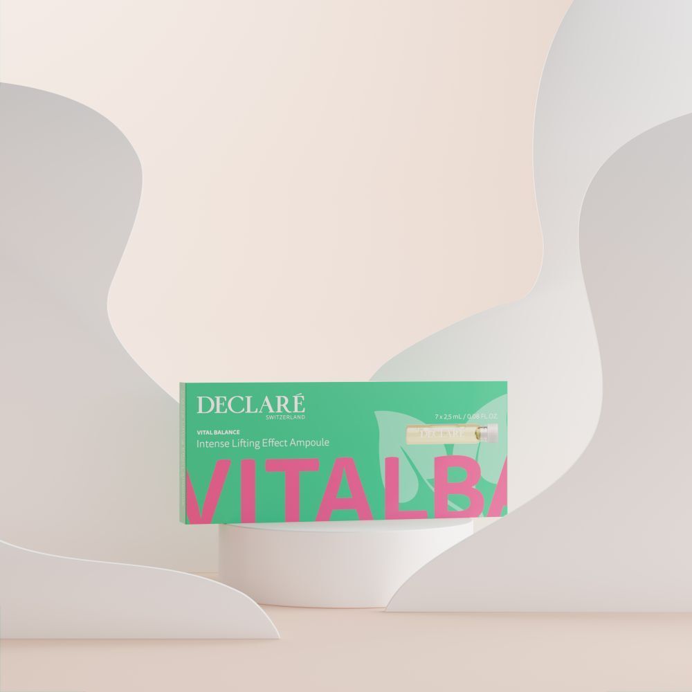 Boîte verte avec inscription: DECLARE, Intense Lifting Effect Ampoule, VITALBA. Sur un socle blanc.