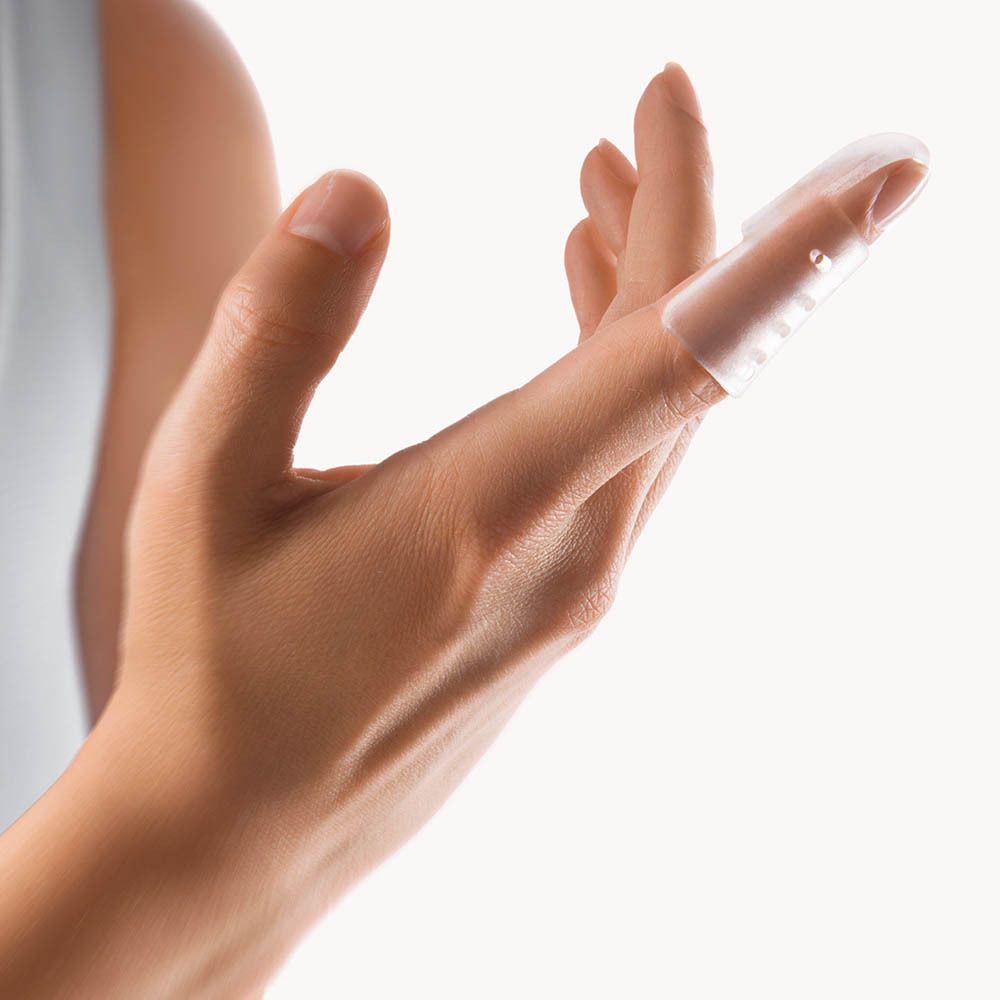 Fingerling, transparent, auf einem Finger getragen. Zeigt die Form und den Sitz des Produkts.