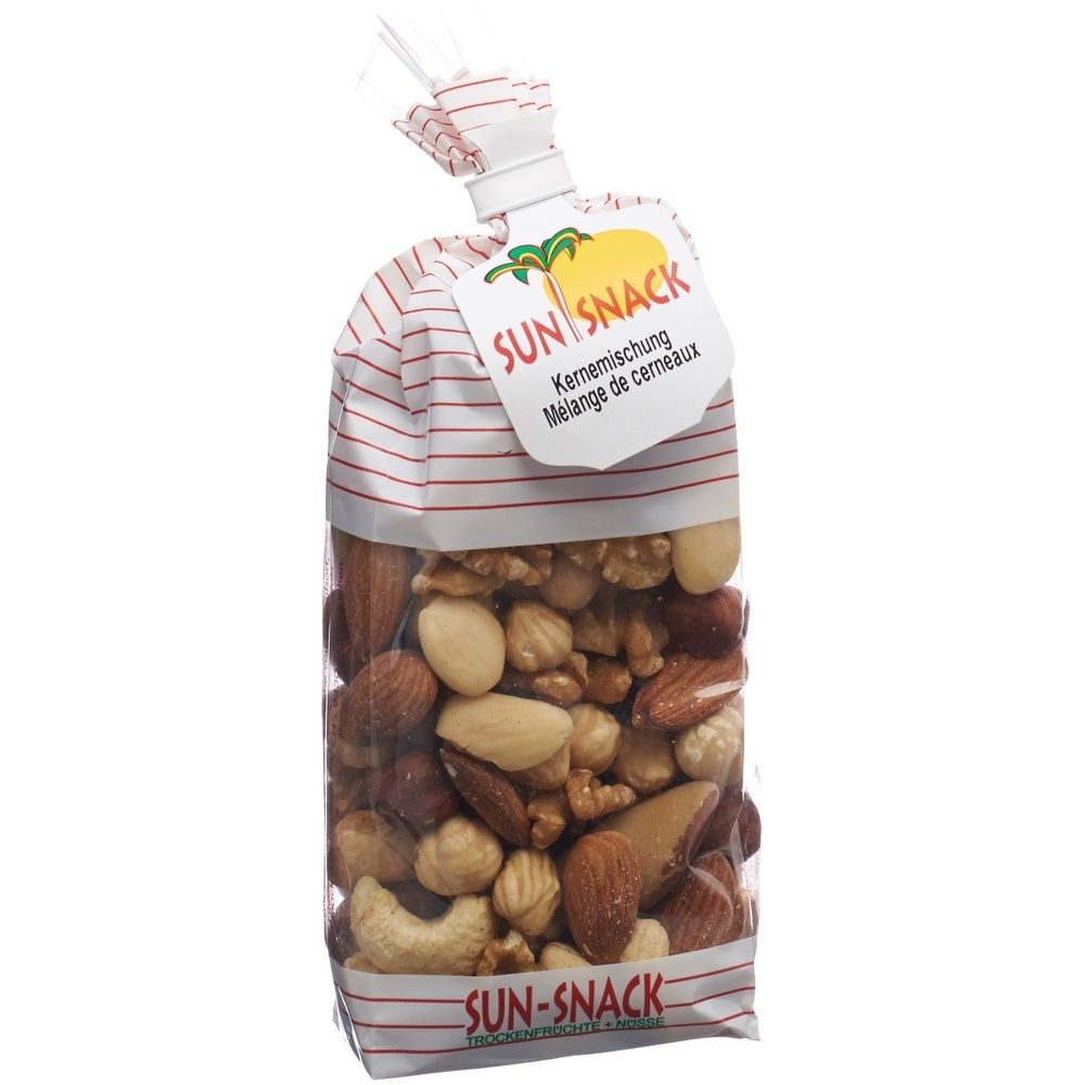 Klare Plastiktüte mit Nussmischung. Etikett mit SUN SNACK-Logo und Text. Rote Streifen auf der Verpackung.
