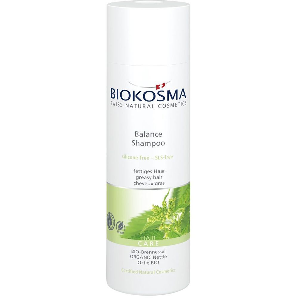 Weißes Shampoo mit grünem Etikett. Aufschrift: BIOKOSMA, Balance Shampoo, fettiges Haar, Brennnessel. Zertifiziert.