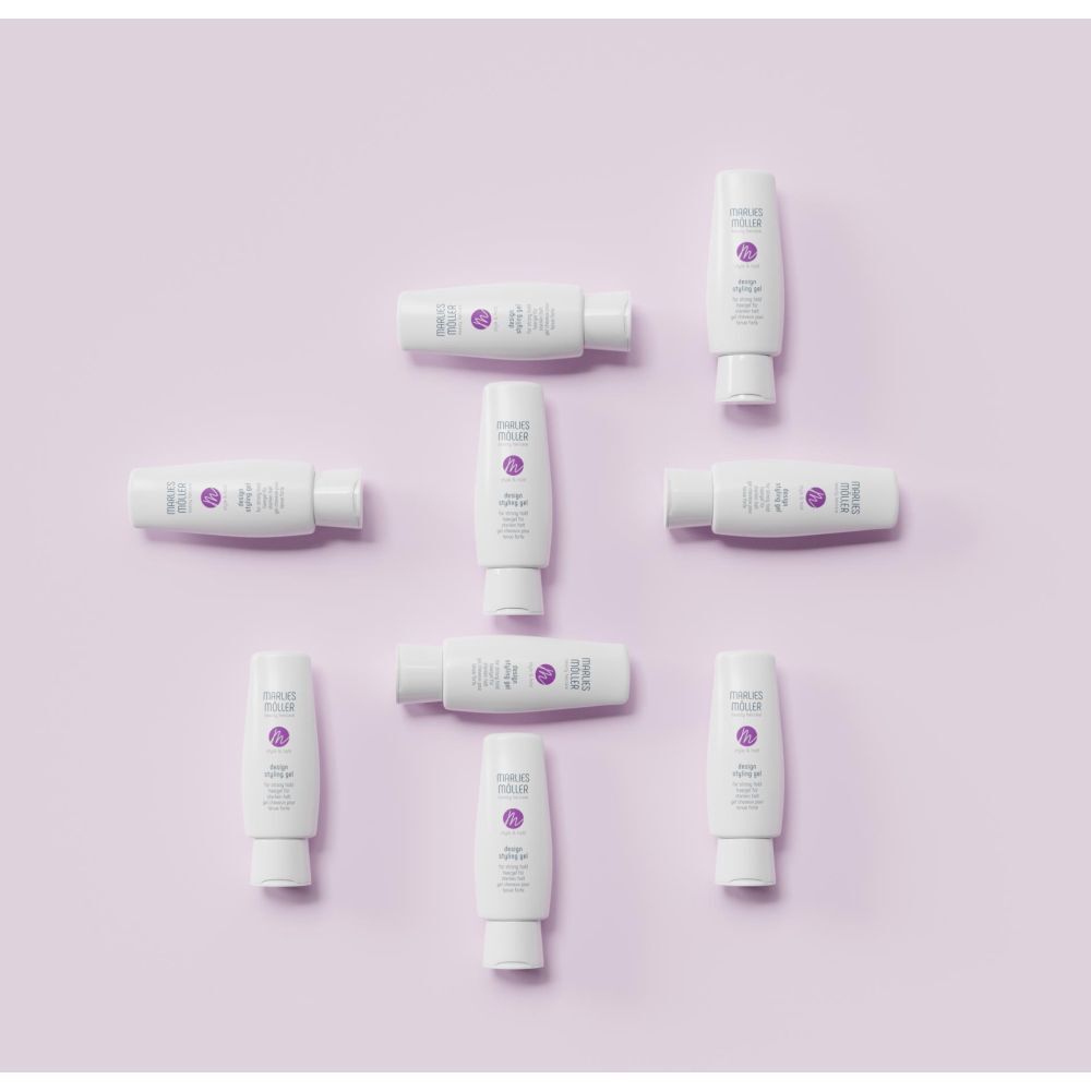 Plusieurs tubes de gel coiffant Design blancs sur fond violet. Marque Marlies Möller.