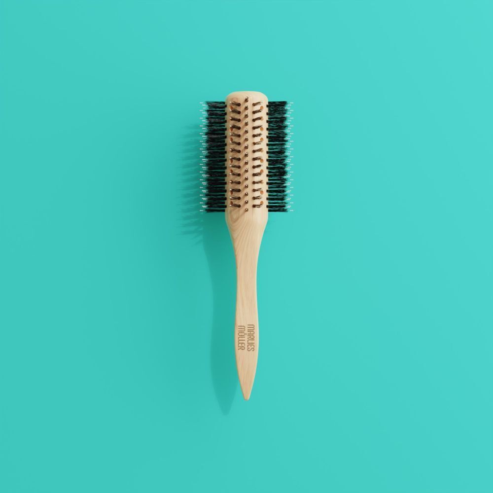 Brosse à cheveux ronde sur fond turquoise. Manche en bois, soies noires.