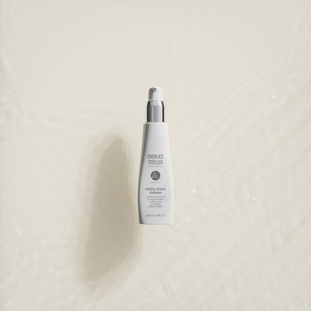 Weiße Flasche mit silbernem Verschluss. Aufschrift: Marlies Müller, Pashmisilk Vitality Vitamin Shampoo. 200ml.