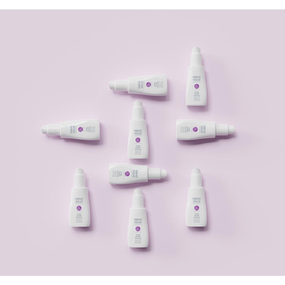 Plusieurs flacons blancs avec vaporisateur sur fond violet. Inscription: Marlies Möller, Style & Hold.