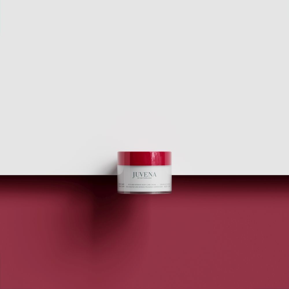 Pot de crème à couvercle rouge sur fond rouge. Inscription: Juvena. Nom du produit illisible.