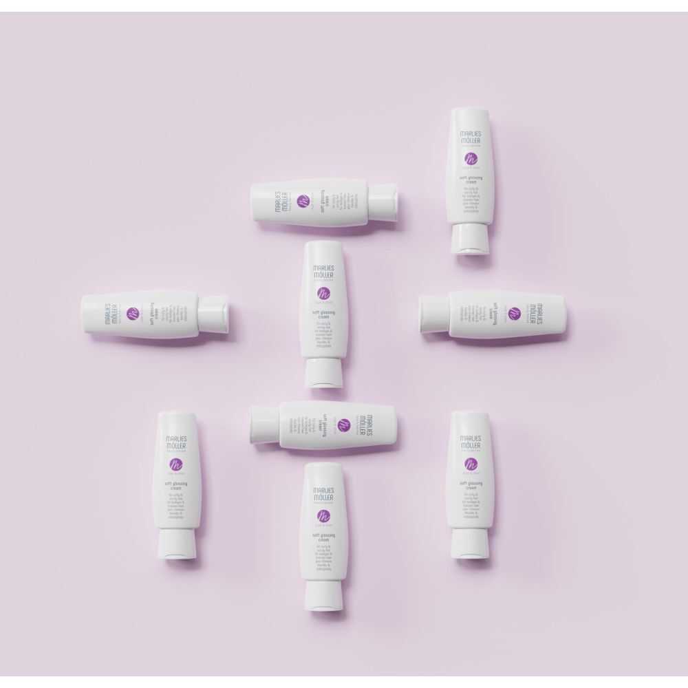 Disposition de tubes blancs, Marlies Möller Soft Glossing Cream, sur fond violet. Neuf tubes.