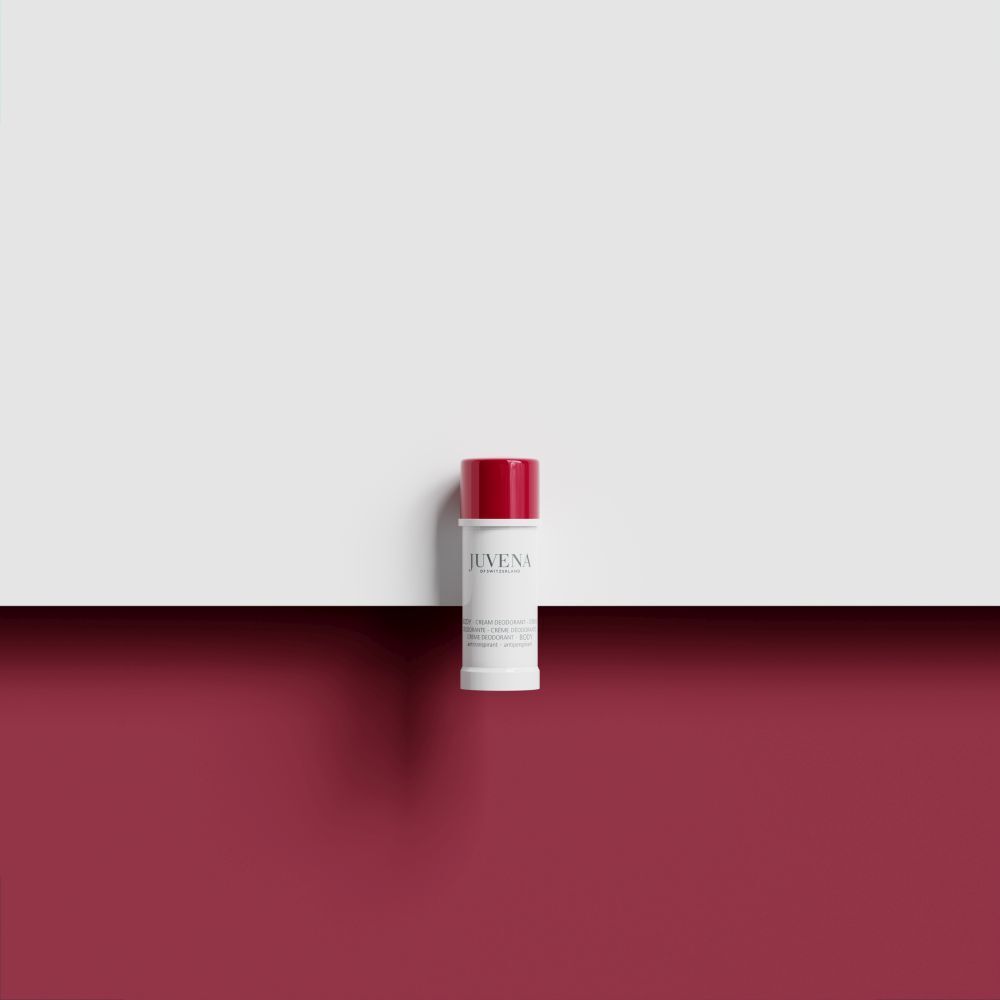 Deodorant-Stick mit roter Kappe auf weiß-rotem Hintergrund. Produktname nicht lesbar.