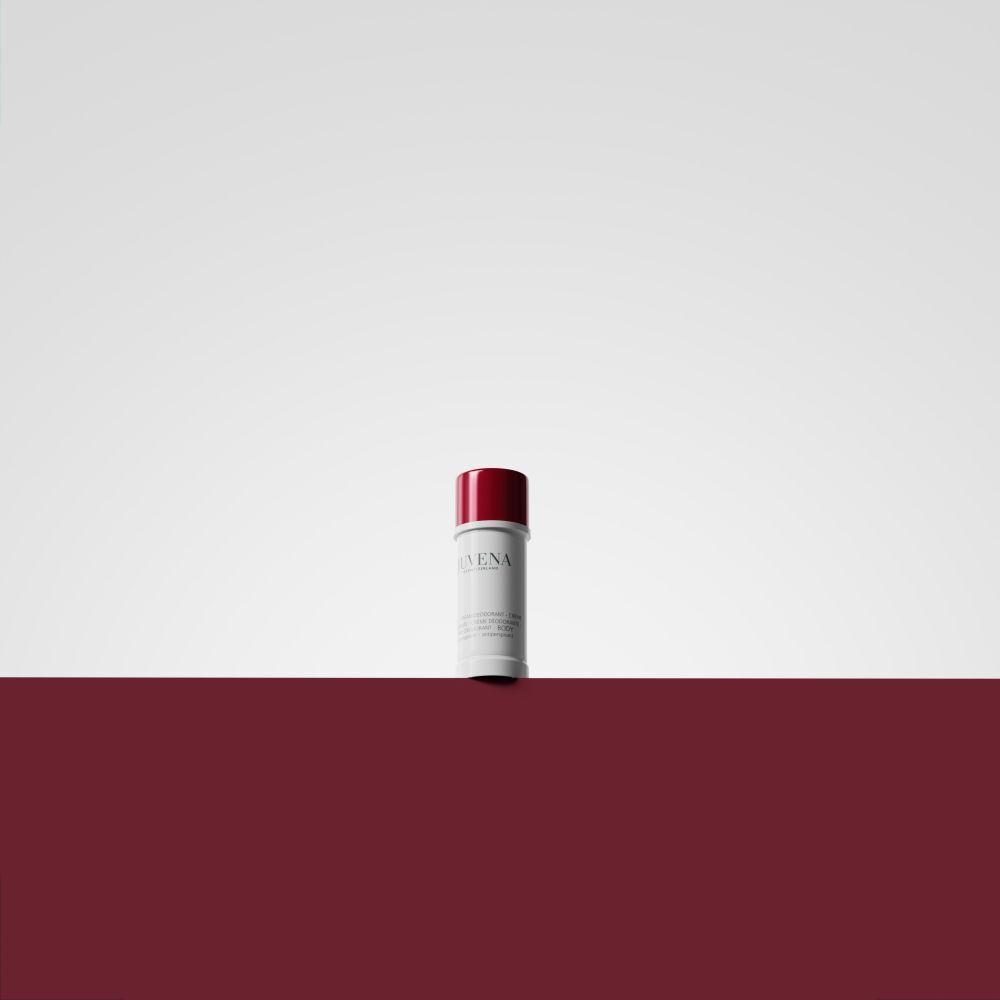 Deodorant-Stick mit roter Kappe auf weiß-rotem Hintergrund. Produktname nicht lesbar.