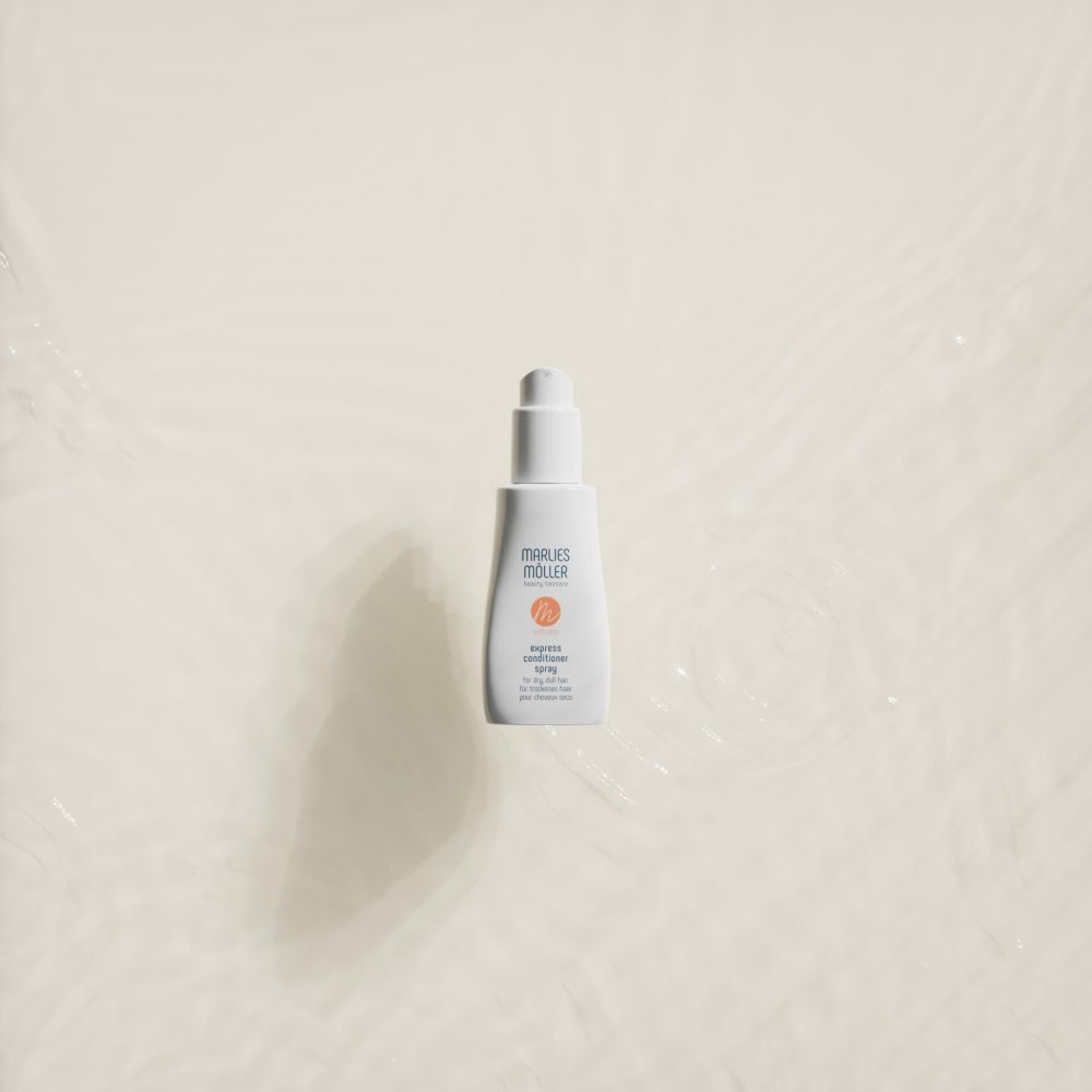 Flacon blanc dans l'eau. Inscription: Marlies Möller, softness, Express Conditioner Spray.