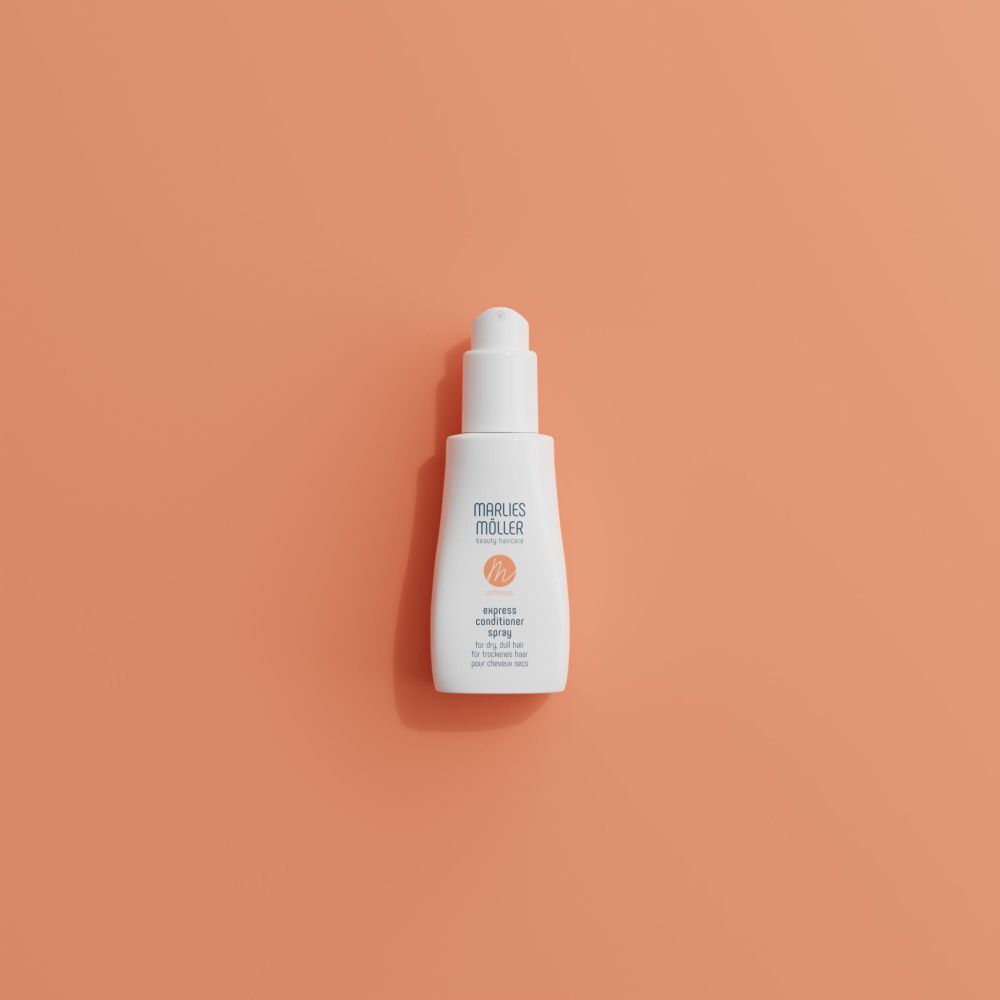 Flacon blanc sur fond orange. Inscription: Marlies Möller, softness, Express Conditioner Spray.