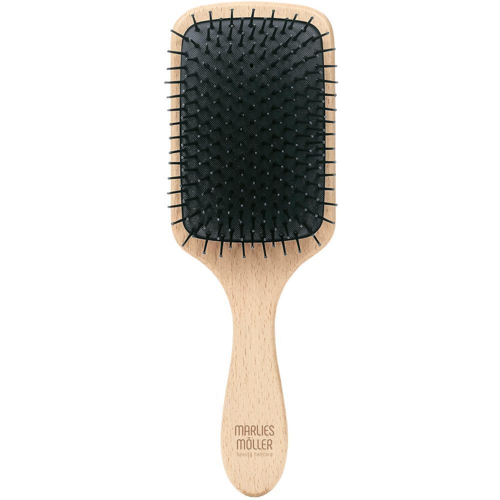 Brosse à cheveux avec manche en bois et coussinet noir. Le nom de la marque est sur le manche.