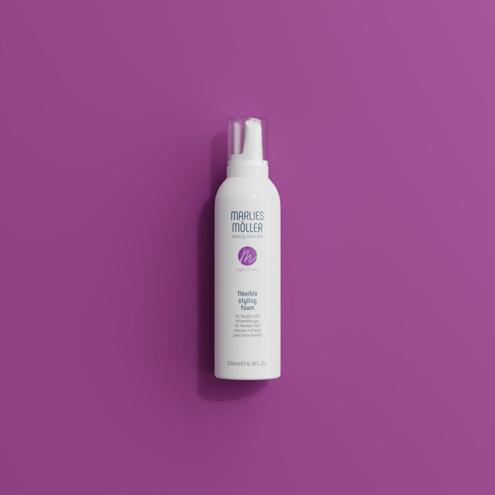 Flacon blanc sur fond violet. Inscription : Marlies Möller, Style & Hold, Flexible Styling Foam. 200ml.