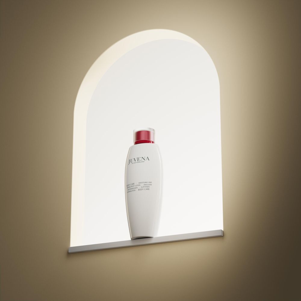 Weiße Flasche mit rotem Verschluss in einer beleuchteten Nische. Aufschrift: Juvena. Produkt: Body Lotion.