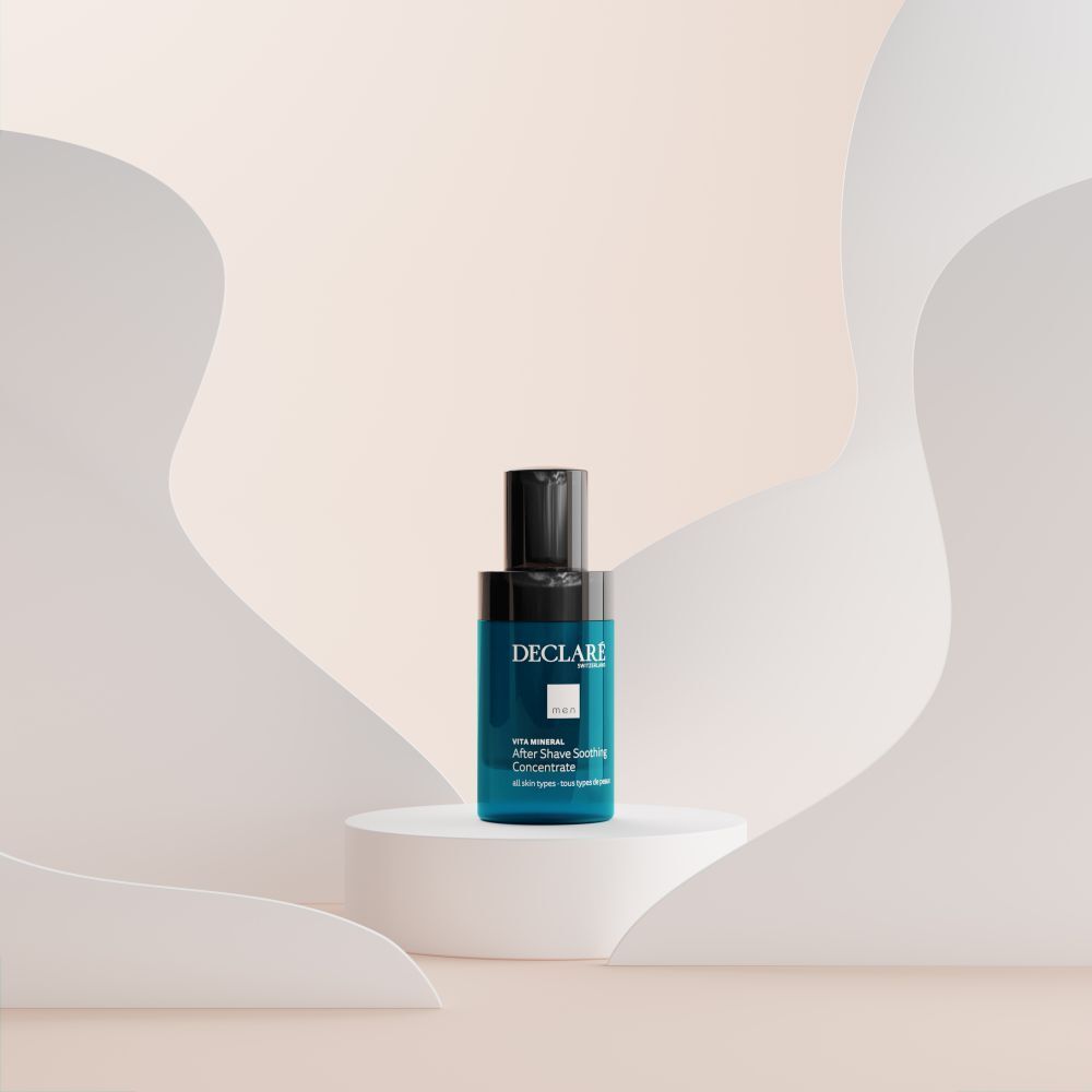 Blau-schwarze Flasche auf Podest. DECLARÉ-Logo und Produktbezeichnung. Auf hellem Hintergrund.