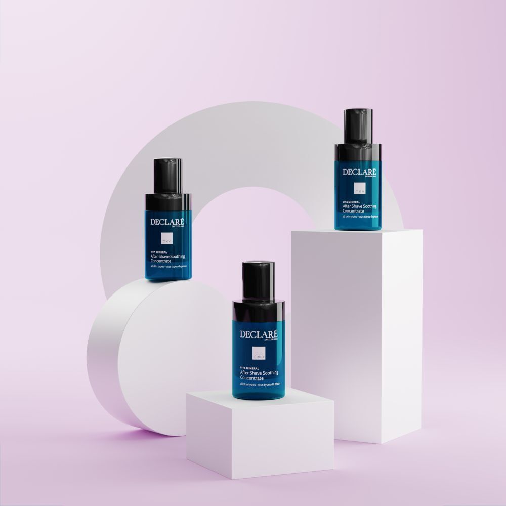 Drei blau-schwarze Flaschen auf Podesten. DECLARÉ-Logo und Produktbezeichnung. Auf hellem Hintergrund.