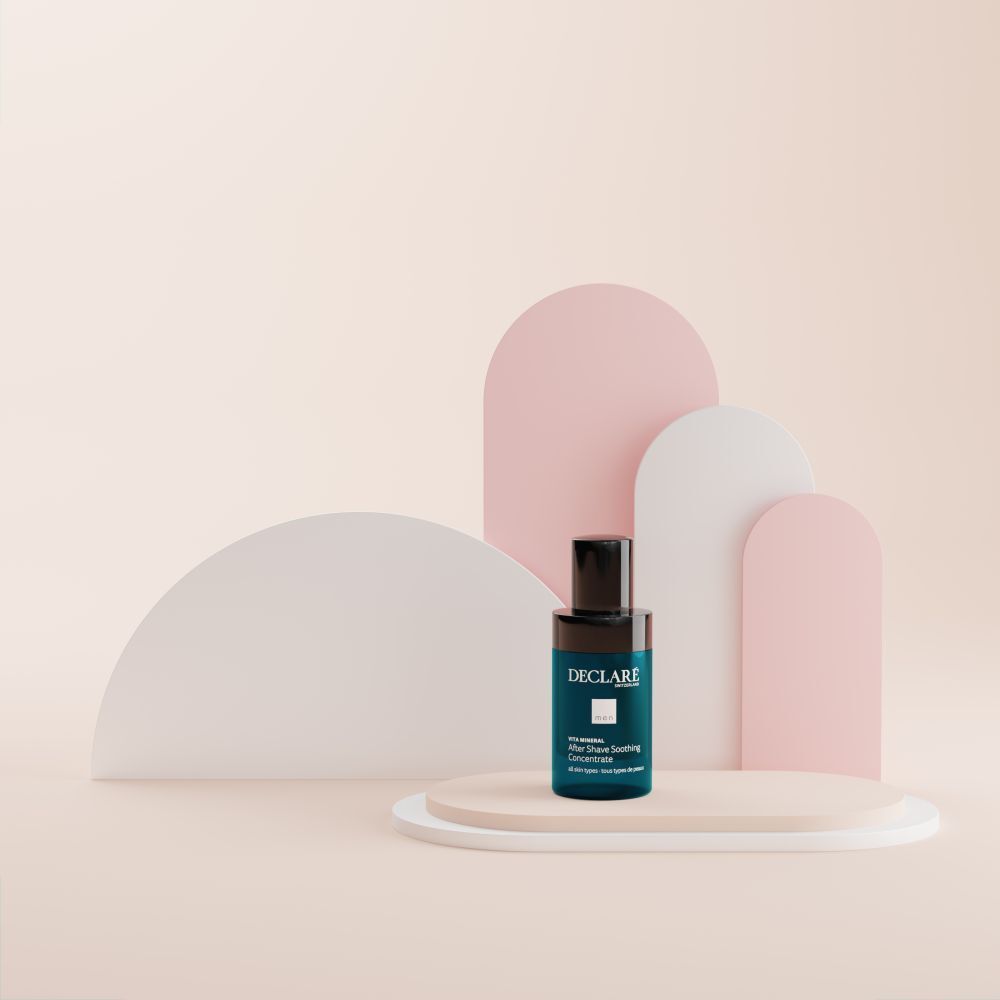 Blau-schwarze Flasche auf Podest. DECLARÉ-Logo und Produktbezeichnung. Auf hellem Hintergrund.