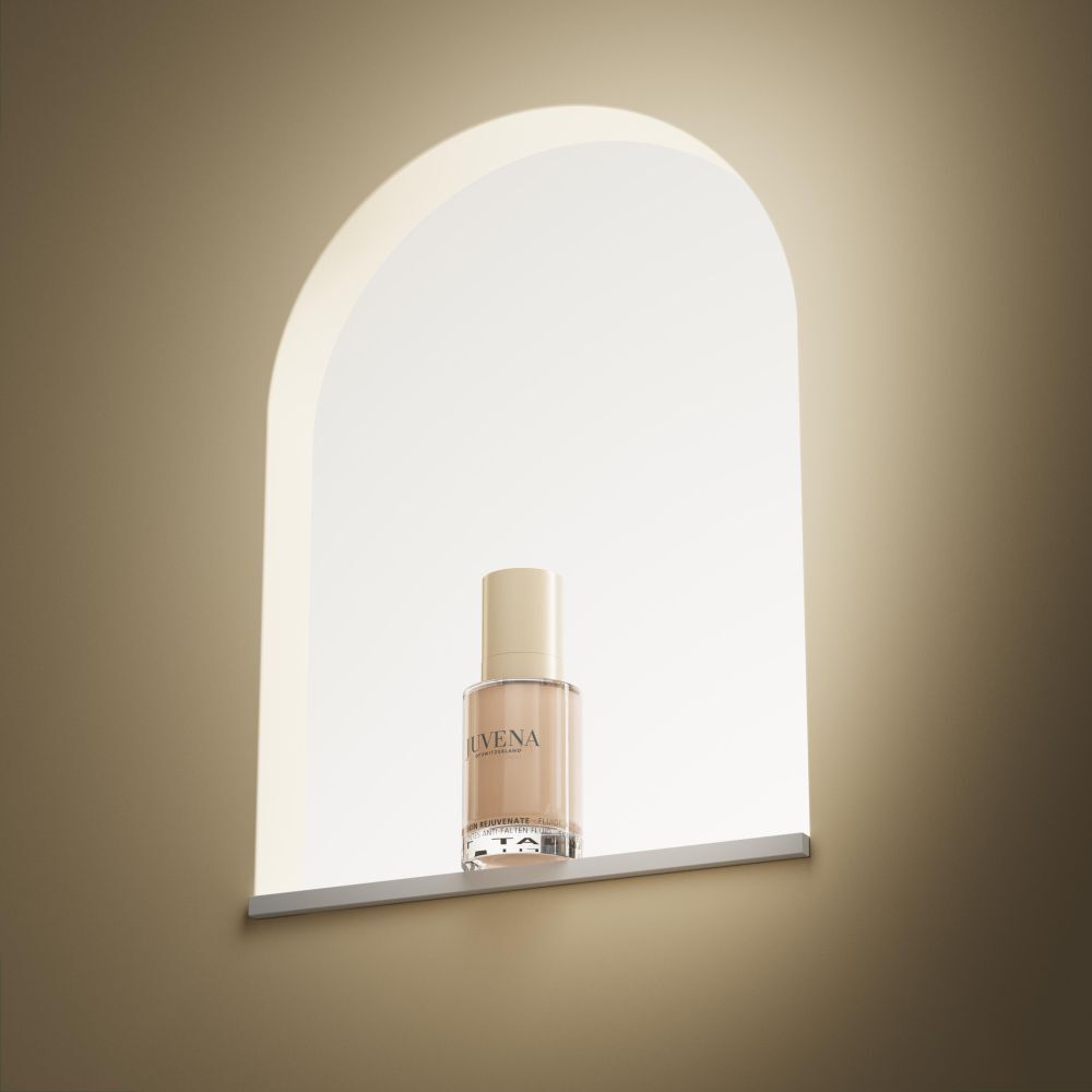 Flüssigkeit in einer Glasflasche mit goldenem Deckel. In einer beleuchteten Nische.