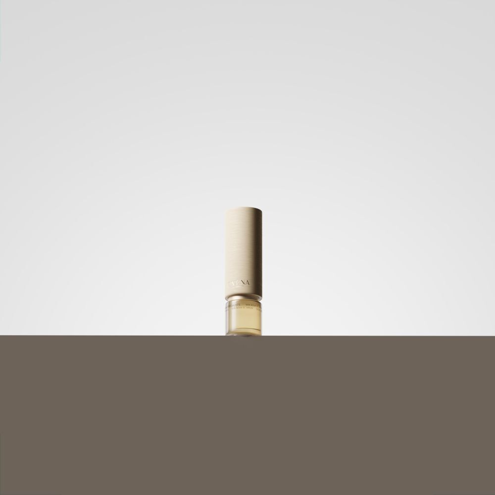 Flacon beige doré. Produit au premier plan, sur fond clair.