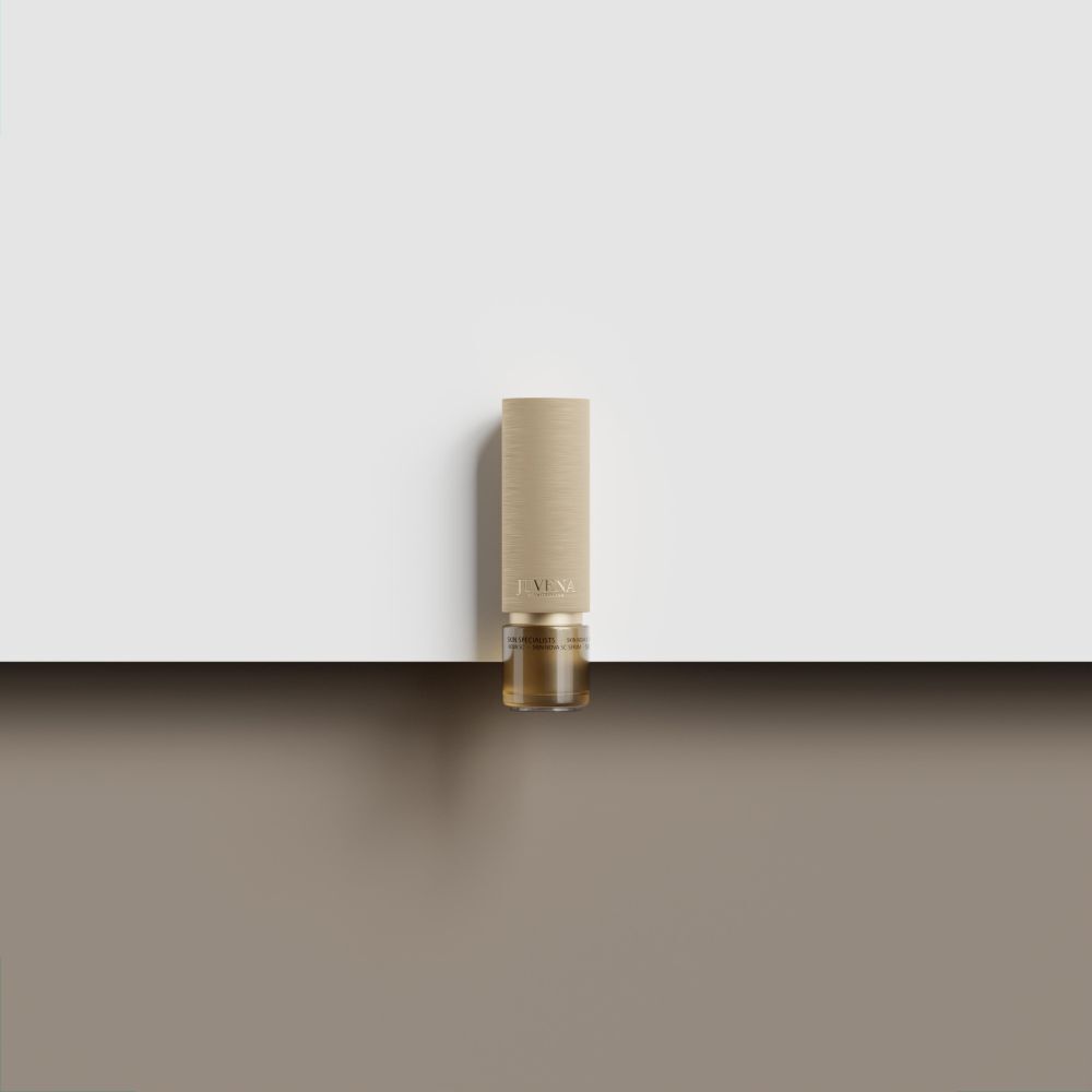 Flacon beige doré. Inscription: JUVENA.