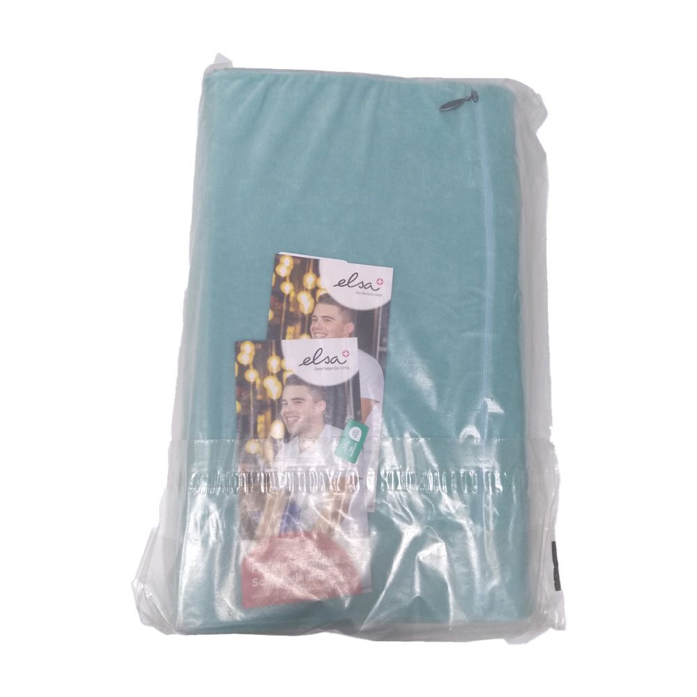 Coussin de nuque bleu clair dans un emballage plastique. Deux dépliants avec logo et homme. Revêtement en velours.