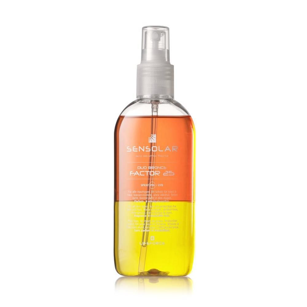 Transparente Sprühflasche mit zweifarbiger Flüssigkeit. Orange und gelb. Aufschrift: SENSOLAR Duo Bronze Factor 25. Mit Sprühkopf.