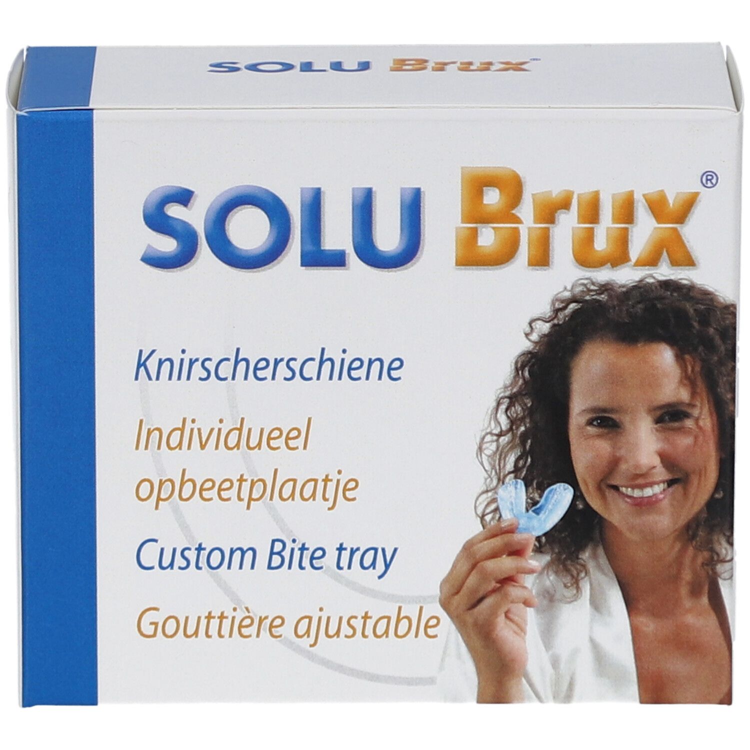 Verpackung von SOLU Brux. Aufdruck: Knirscher-schiene, opbeetplaatje individuel, Custom Bite tray, Gouttière ajustable. Frau hält blaue Schiene.