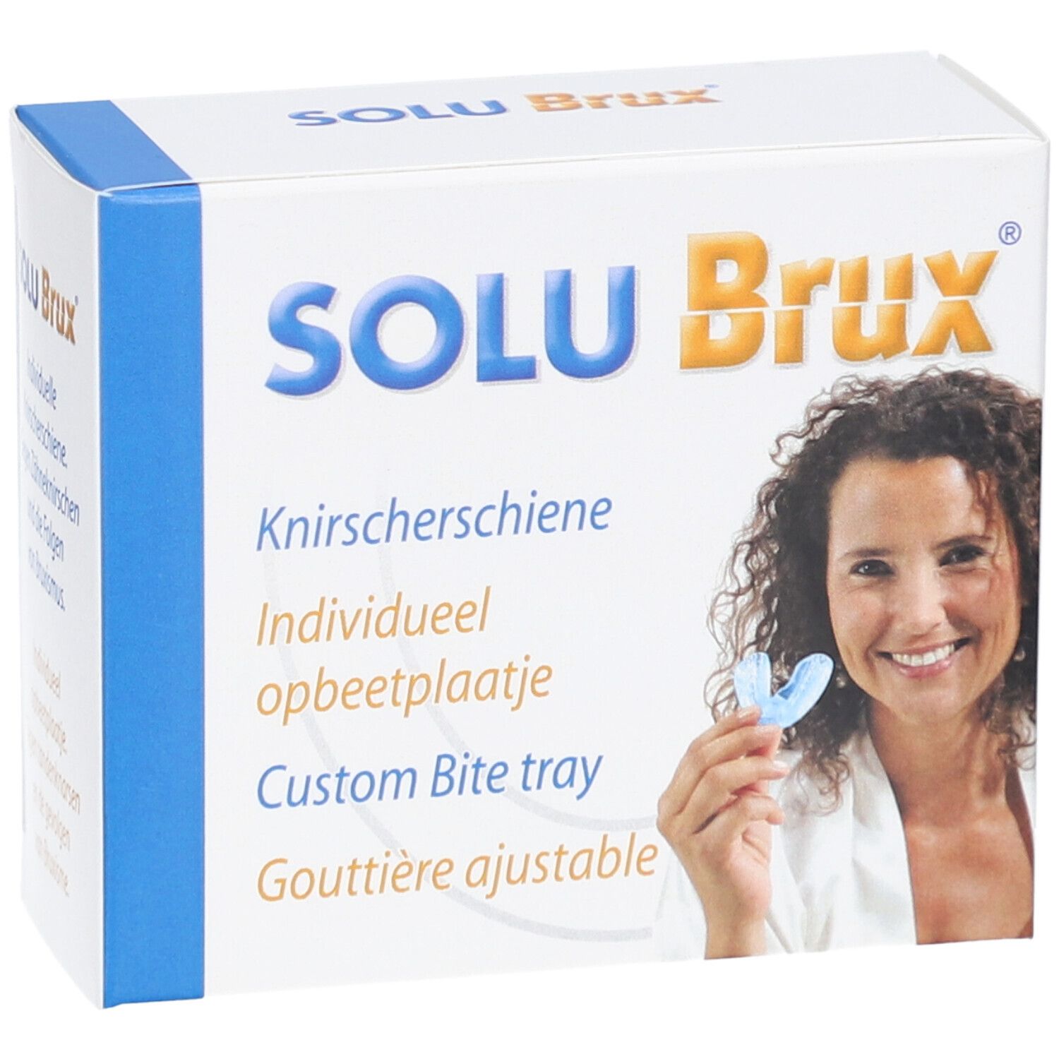 Verpackung von SOLU Brux. Aufdruck: Knirscher-schiene, opbeetplaatje individuel, Custom Bite tray, Gouttière ajustable. Frau hält blaue Schiene.