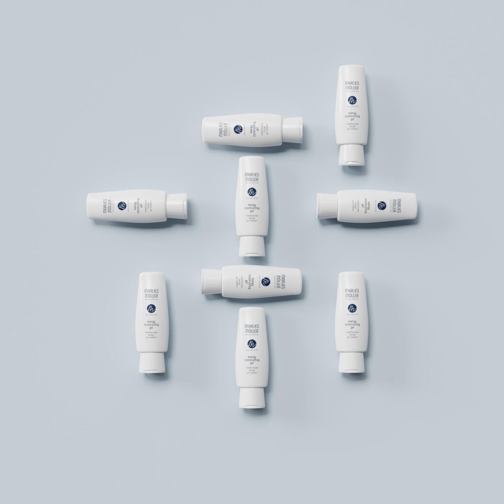Plusieurs flacons de gel capillaire blancs. Marque Marlies Möller. Texte: energy constructing gel. Sur fond bleu.