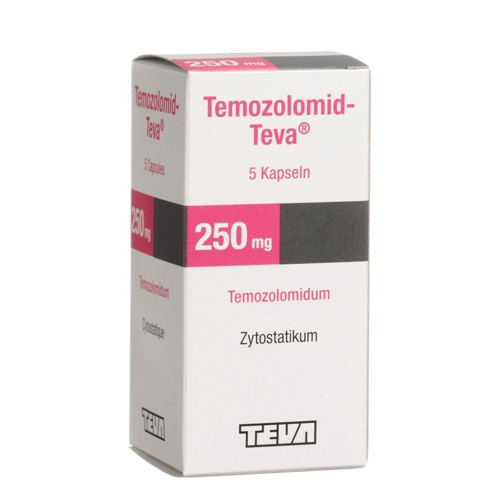 Boîte de médicament. Inscription TEMOZOLOMID Teva Kaps 250 mg. Texte rose et noir sur fond blanc. Logo Teva visible.