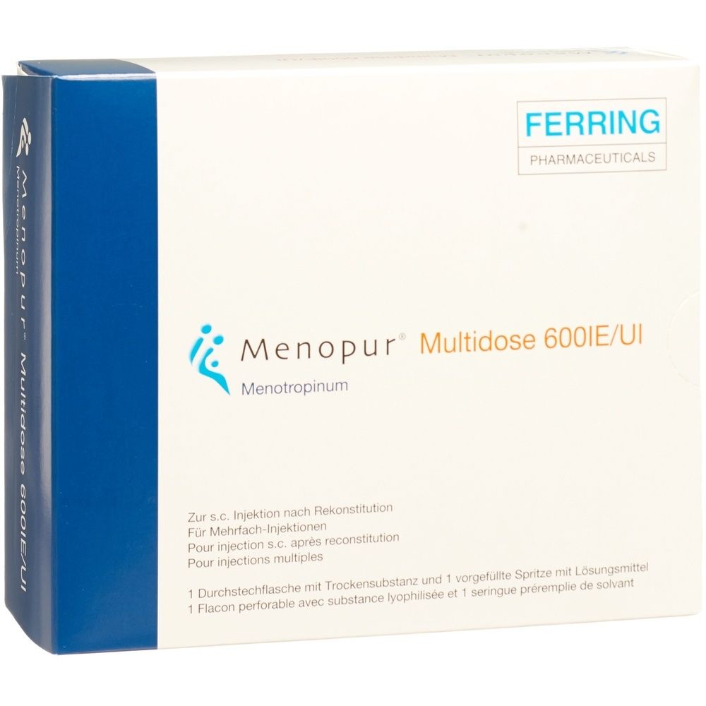 Verpackung von Menopur Multidose 600IE/UI. Enthält eine Durchstechflasche und eine Spritze. Hersteller: Ferring Pharmaceuticals.