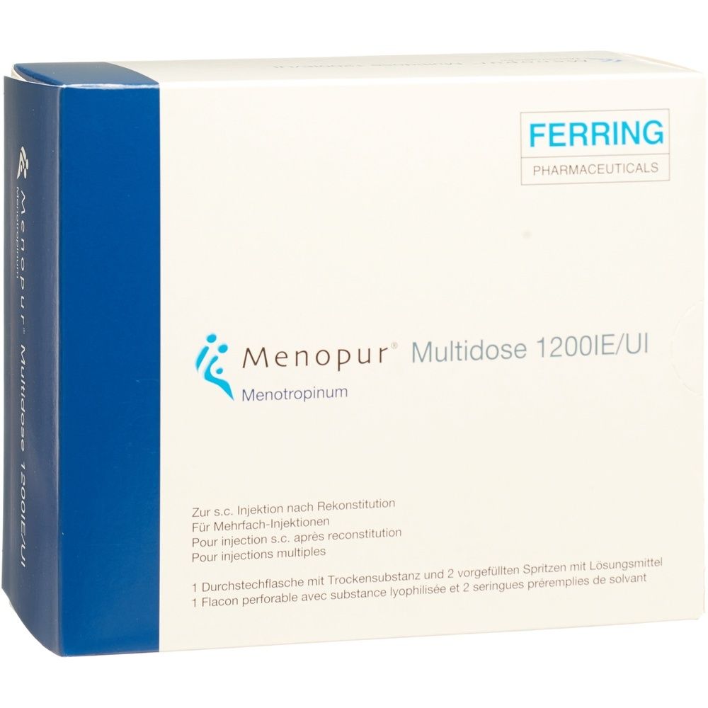 Weiße Verpackung mit blauer Seite. Aufschrift Menopur Multidose 1200IE/UI, Menotropinum. Ferring Pharmaceuticals Logo.