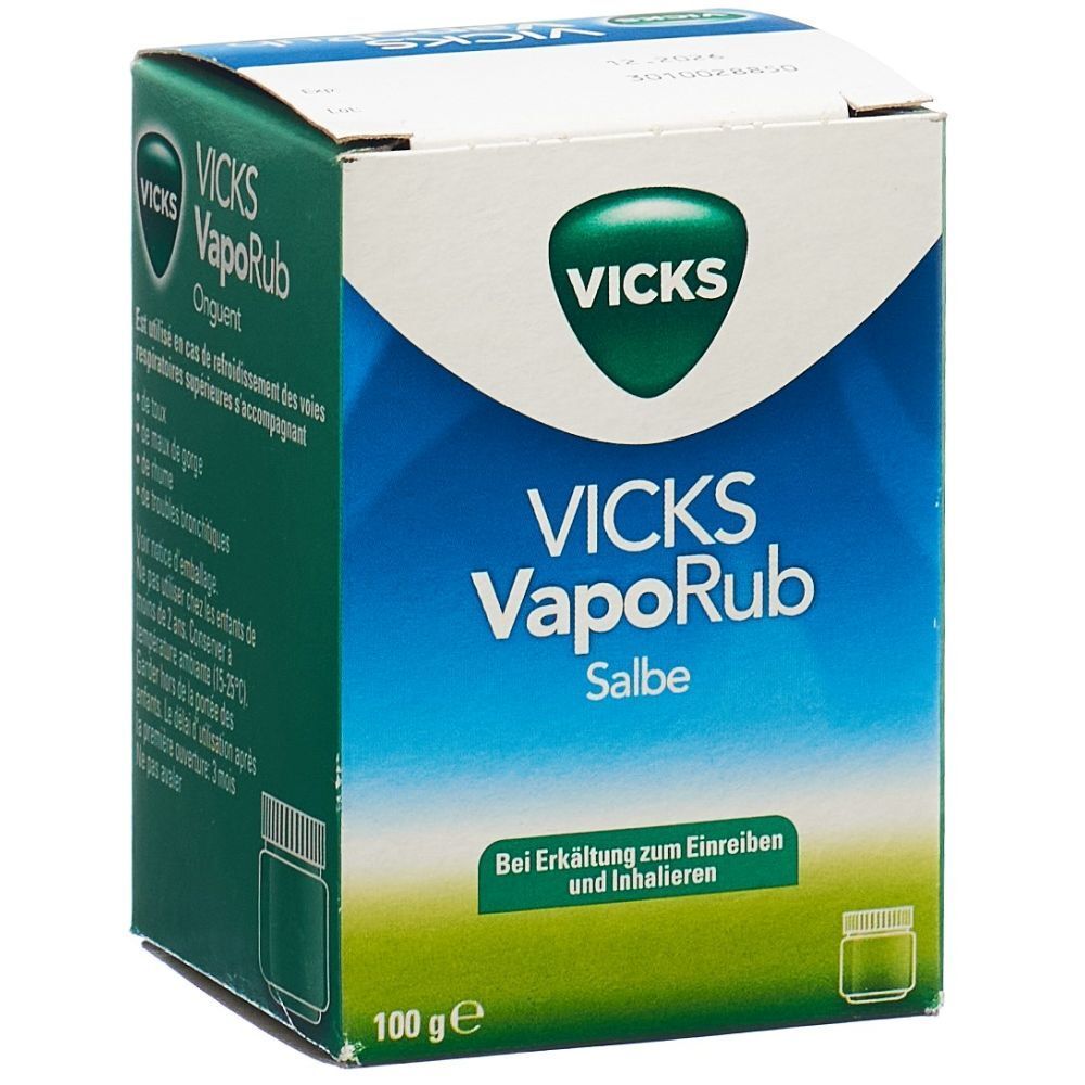 Grüne und blaue Schachtel mit Vicks VapoRub. Aufschrift: Vicks VapoRub Salbe. Text: Bei Erkältung zum Einreiben und Inhalieren. 100 g.