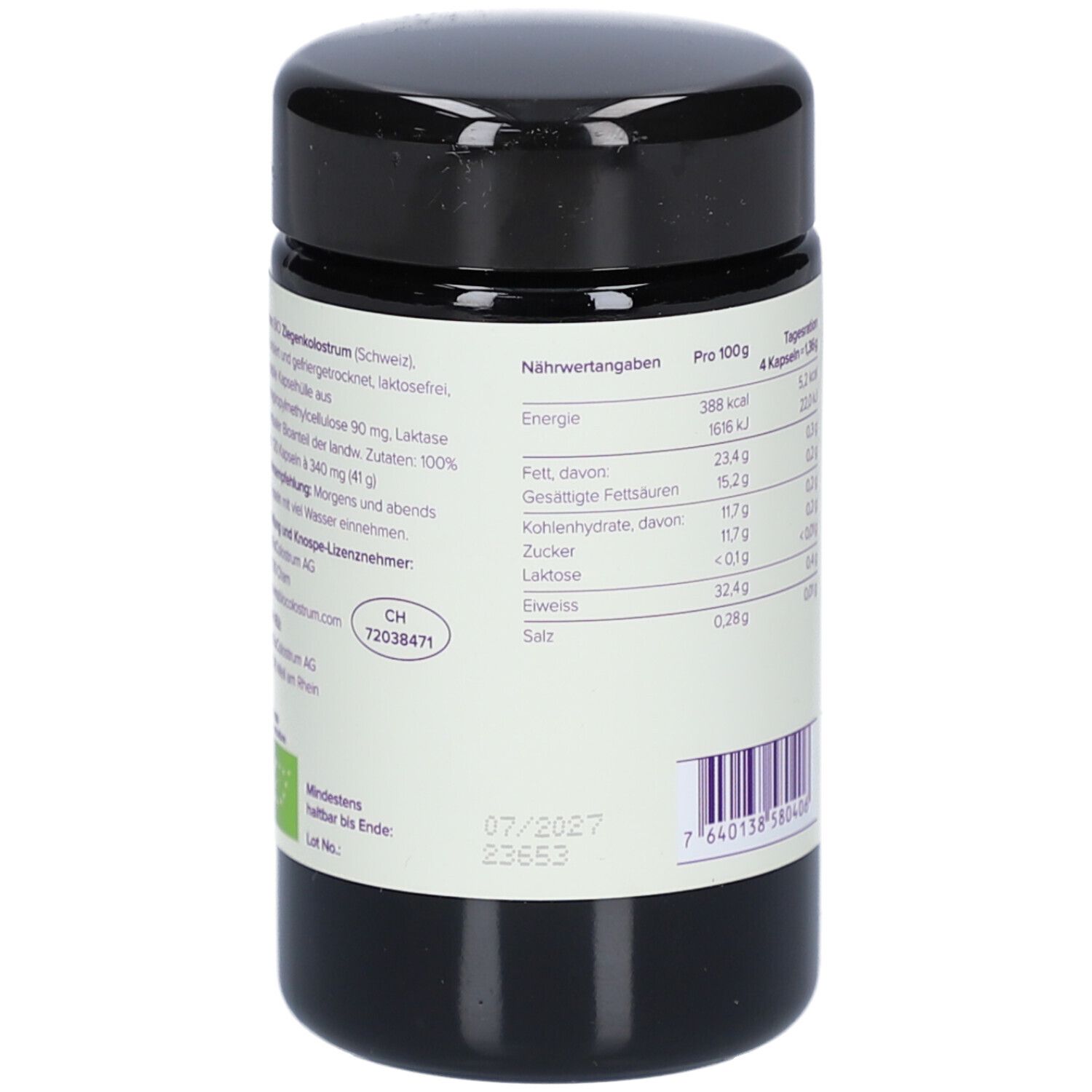 Boîte noire, dos. Étiquettes blanches avec informations nutritionnelles et texte. Code-barres et date de péremption.