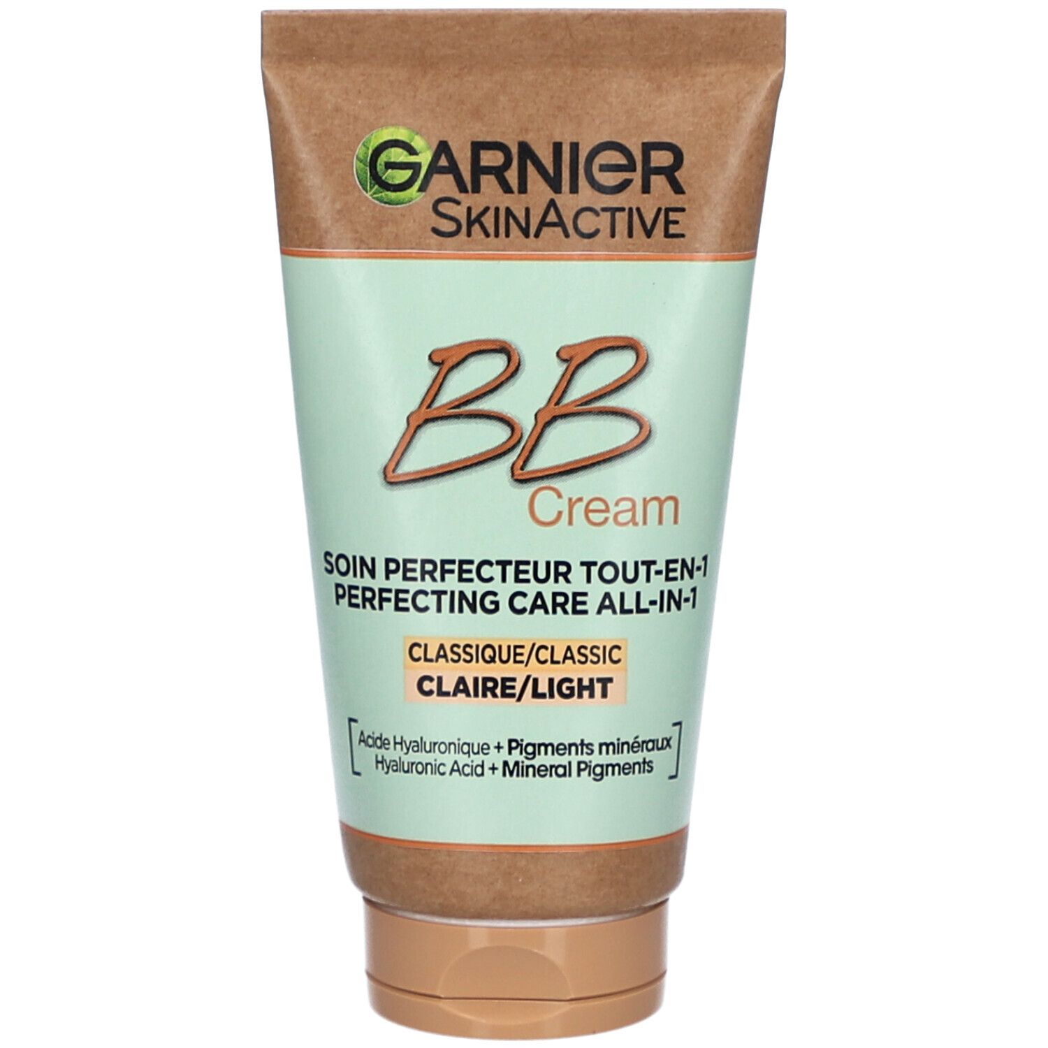 Tube de Garnier SkinActive BB Cream. Inscription: BB Cream, Classic, Claire/Light. Contient acide hyaluronique et pigments minéraux.