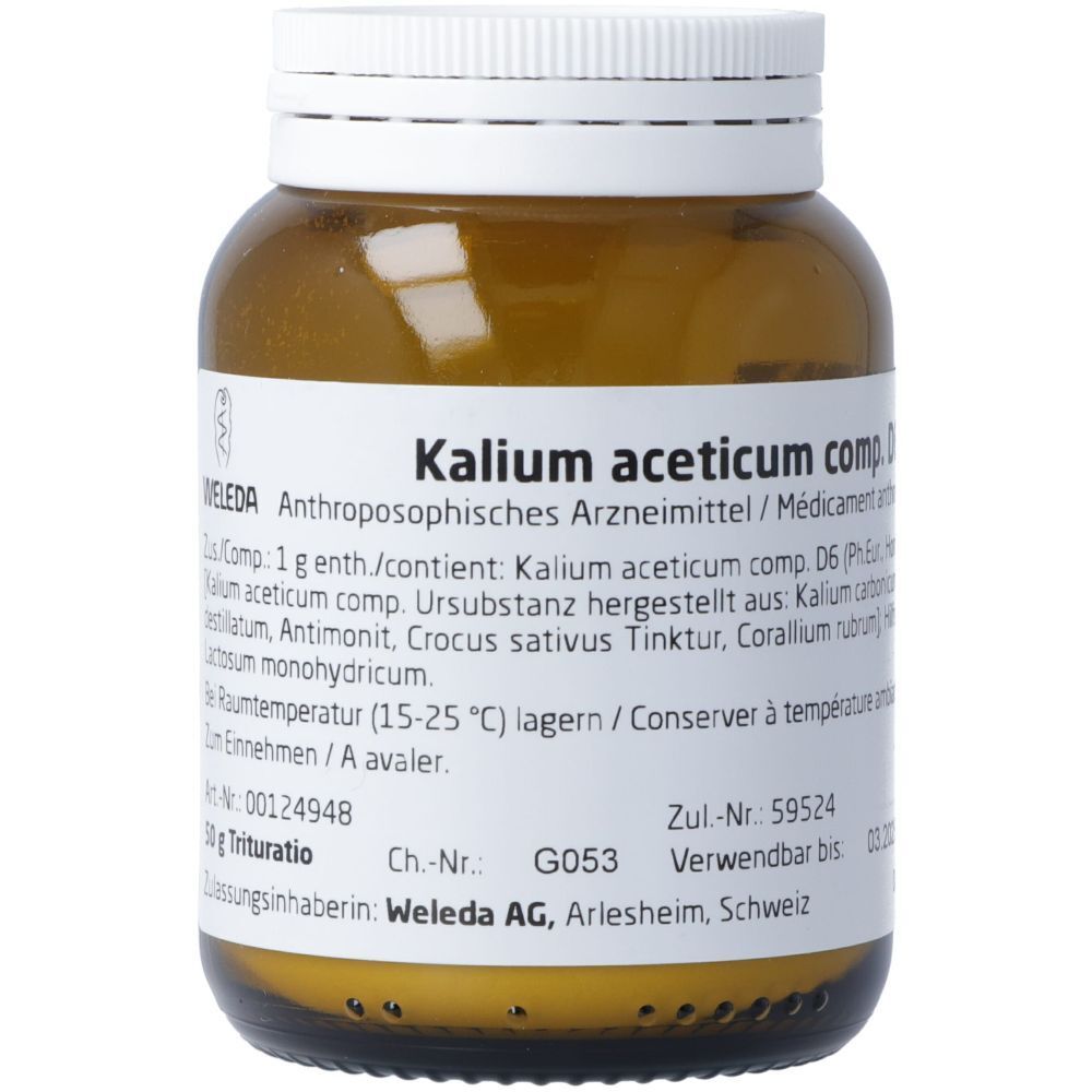 Braune Glasflasche mit weißem Deckel und Etikett. Beschriftung: Kalium aceticum comp. Trituratio. Hersteller: Weleda.