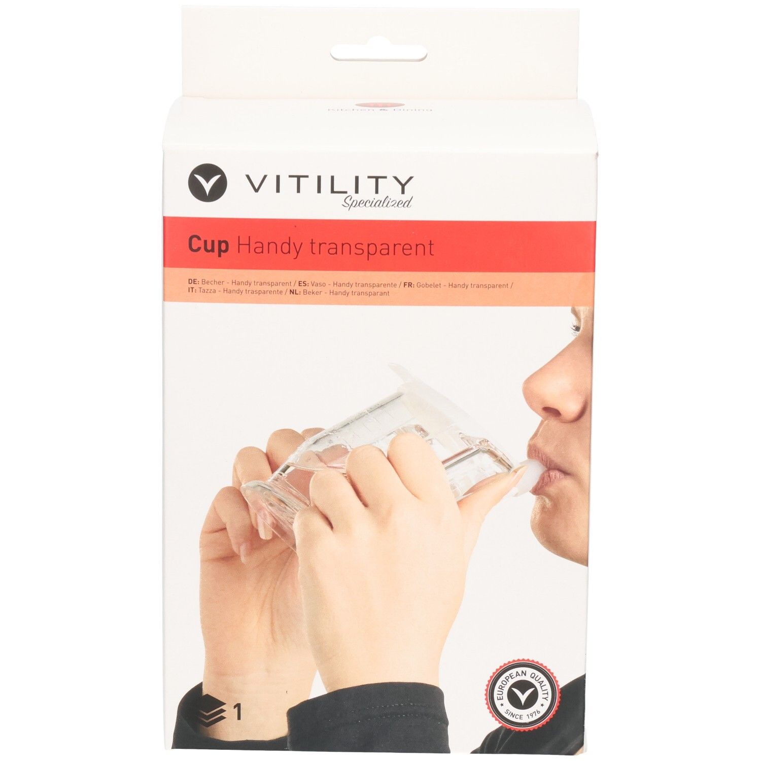 Vorderseite der Verpackung des VITILITY Becher HandyCup Institution transparent mit Abbildung einer Person, die daraus trinkt.