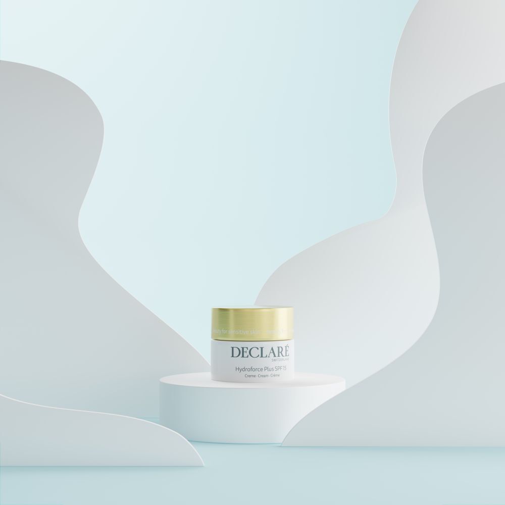 Pot de crème sur socle. Fond : formes blanches abstraites. Inscription : DECLARÉ, Hydroforce Plus SPF15.