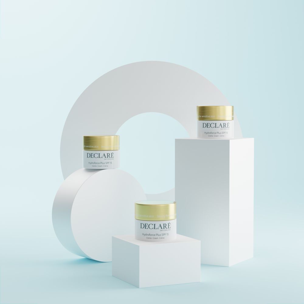 Plusieurs pots de crème sur socles. Inscription : DECLARÉ, Hydroforce Plus SPF15. Fond : formes blanches.