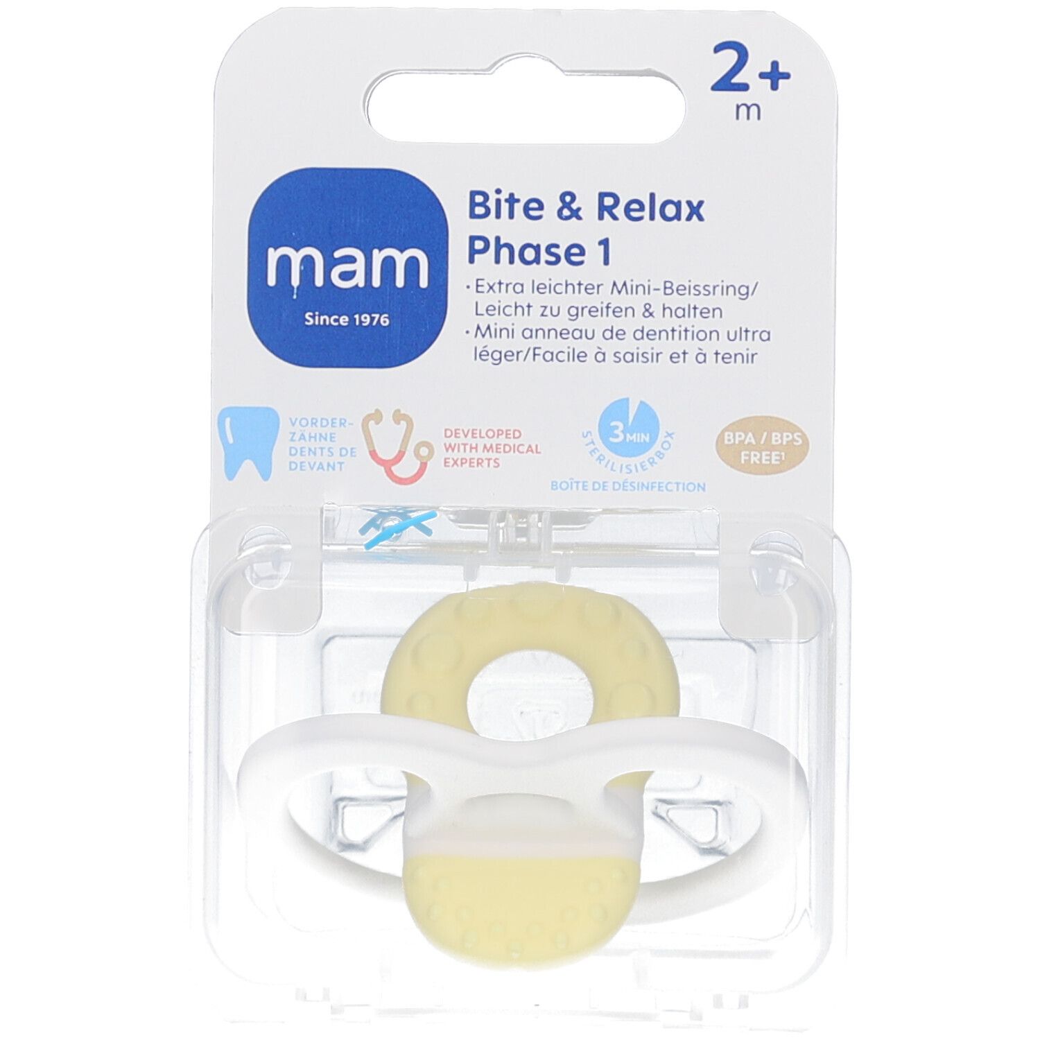 Gelber Beißring mit weißem Halter in Plastikverpackung. Text: MAM, Bite & Relax Phase 1, 2+m. BPA/BPS frei.