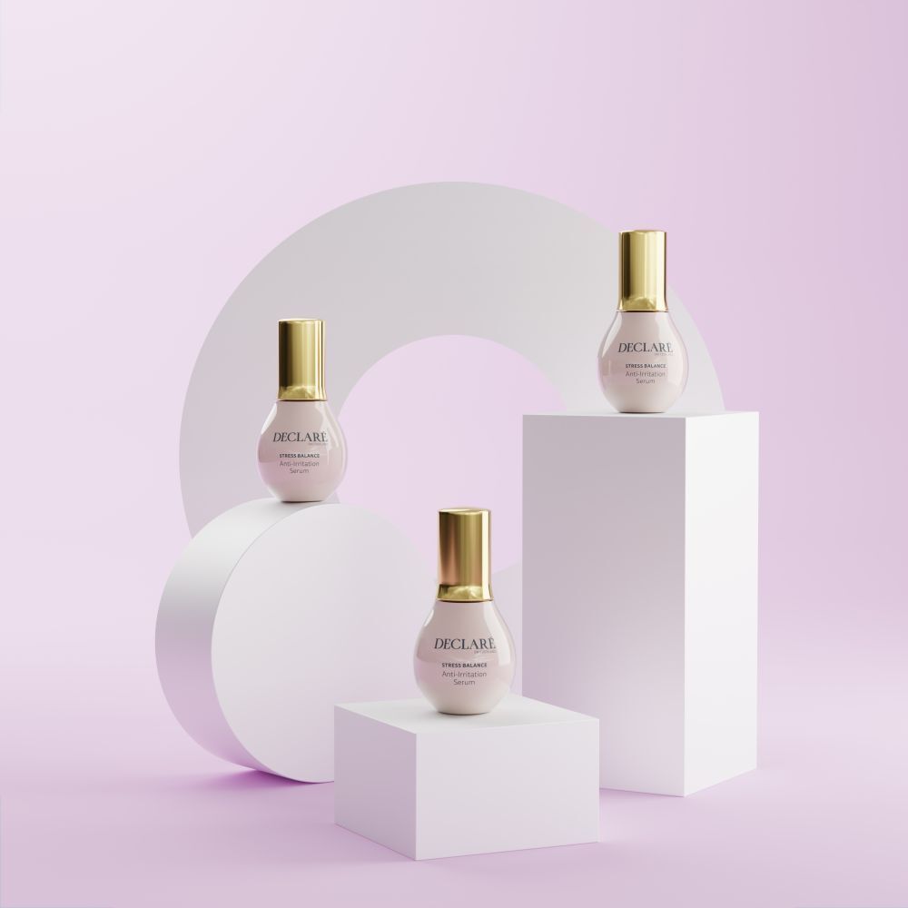 Drei rosa Serumflaschen mit goldenen Deckeln. DECLARÉ Stress Balance Anti-Irritation Serum.