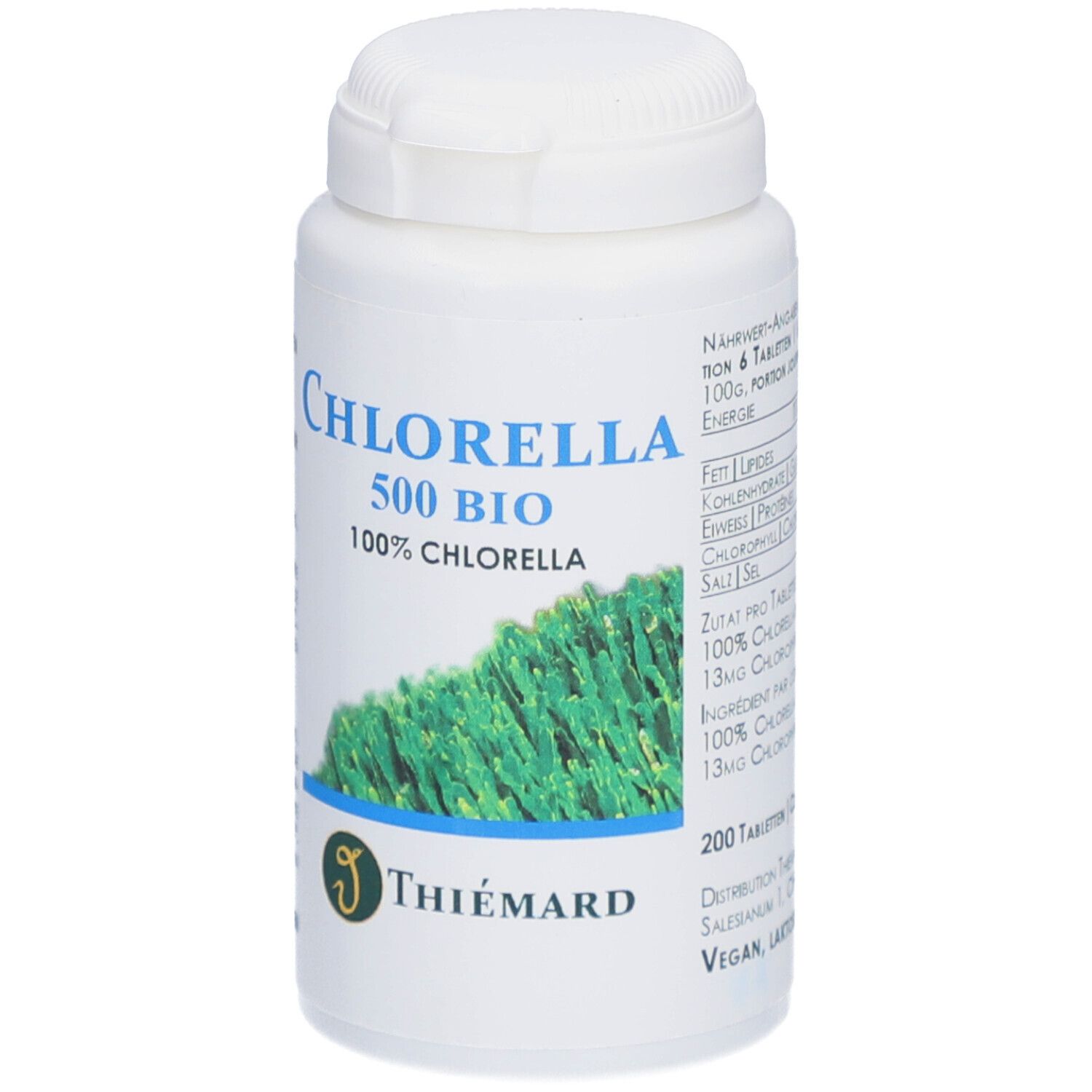 Weiße Flasche mit blauem Etikett. Aufschrift: Chlorella 500 BIO, 100% Chlorella. Logo: Thiemard. 200 Tabletten.