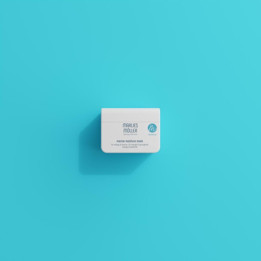 Weißer Tiegel auf blauem Hintergrund. Marlies Möller Marine Moisture Mask.