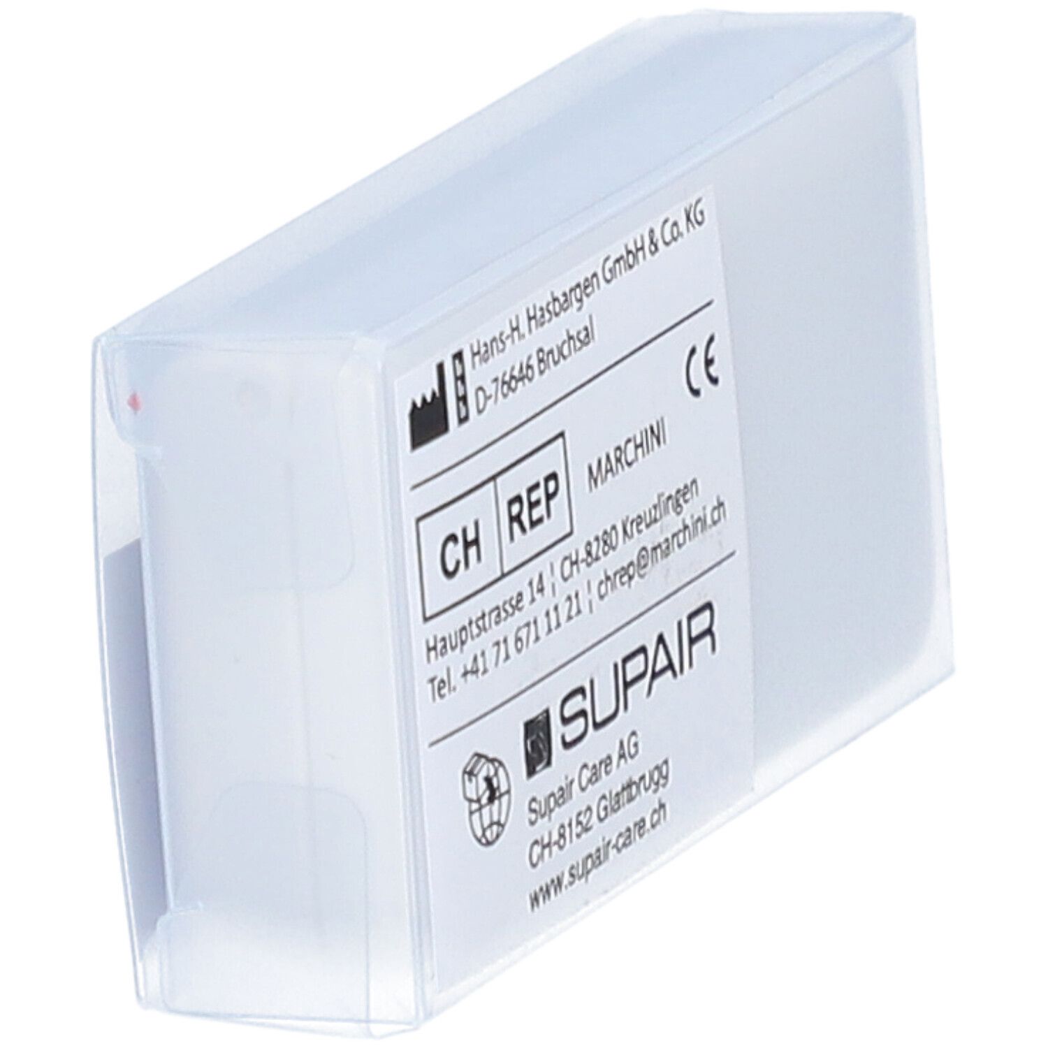 Schräg gestellte transparente Kunststoffbox mit weißem Etikett. Etikett mit Text, Logo und CE-Kennzeichnung.