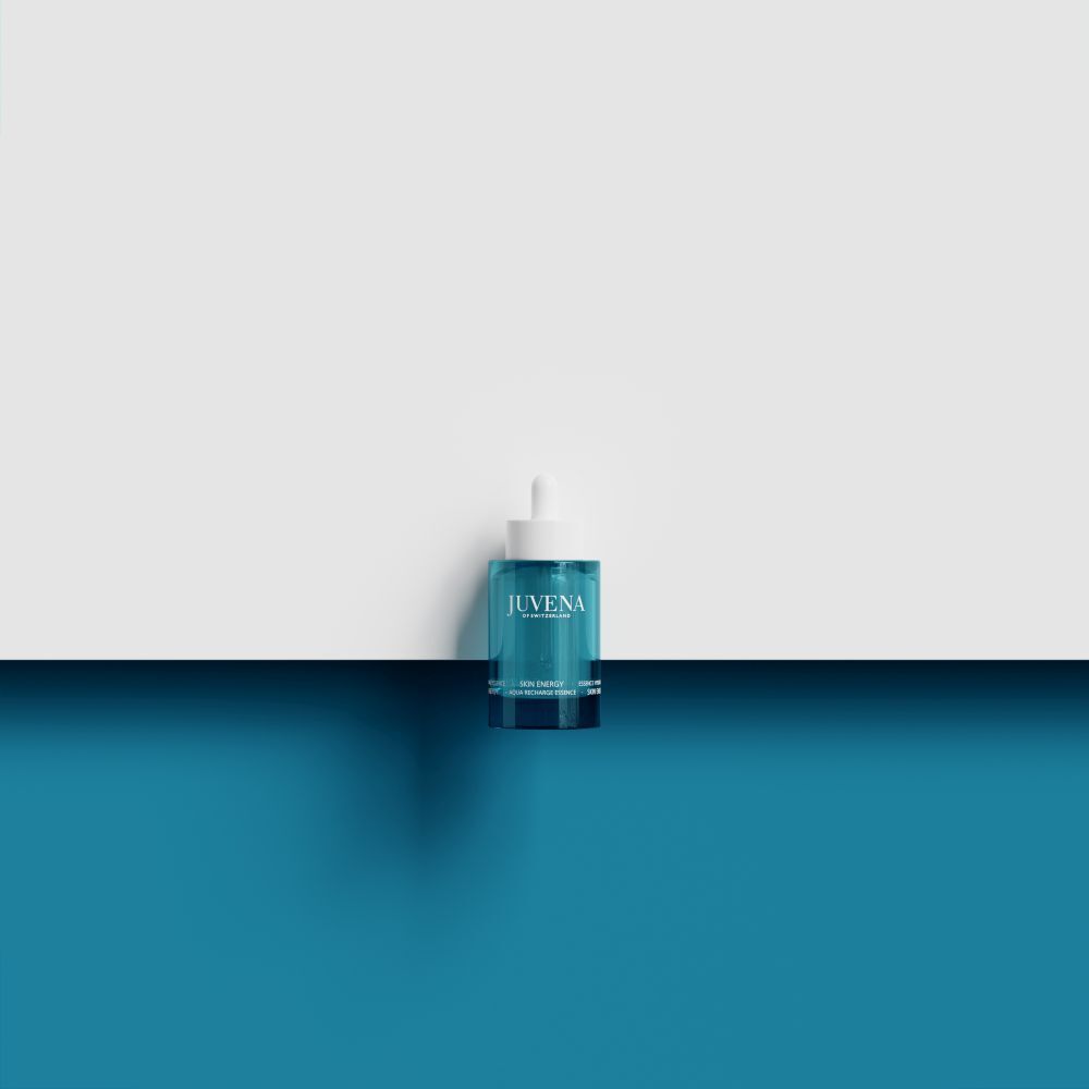 Flacon turquoise avec bouchon blanc et pipette. Sur fond blanc et bleu.